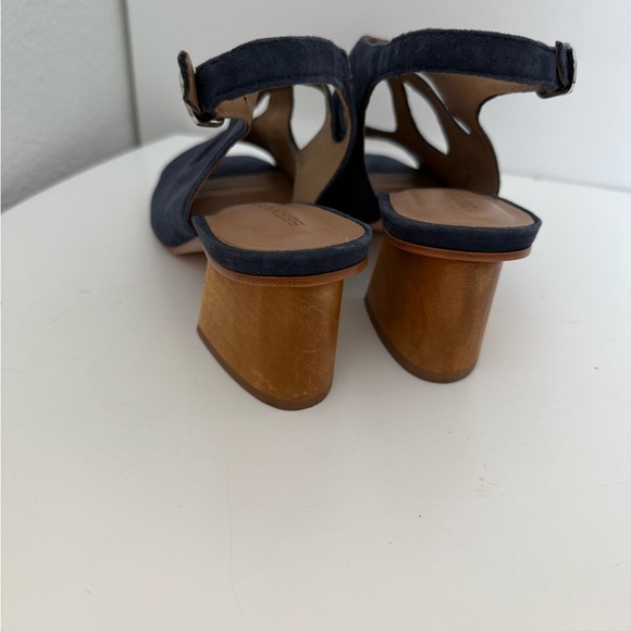 NWT Bernardo Navy Blue Suede Women's Heels size 7.5 - Picture 8 of 10